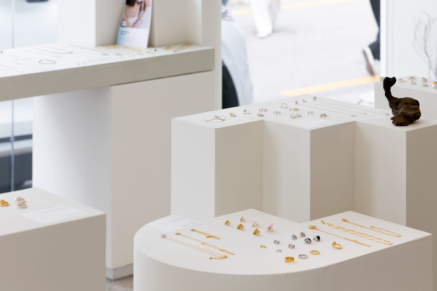 amondz store display pedestals